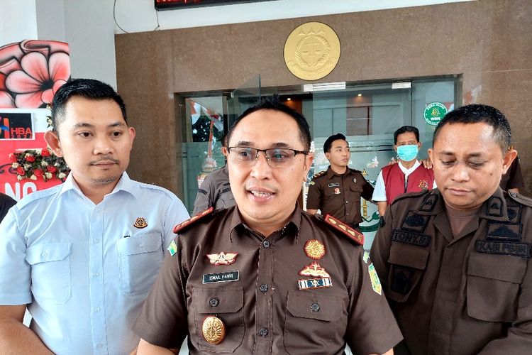 Penyidik menunjukkan barang bukti kasus korupsi di PDAM