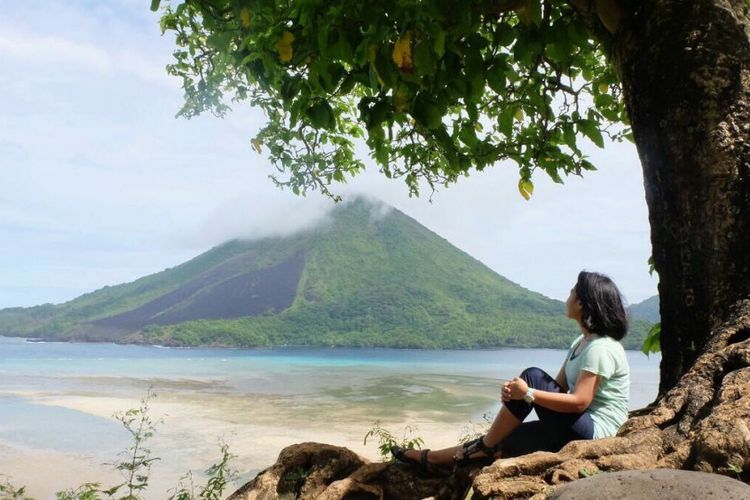 Pemandangan Gunung Api dari Benteng Hollandia di Lontor, Pulau Banda Besar. Banda Neira menjadi salah satu destinasi yang ada pada uang kertas baru.