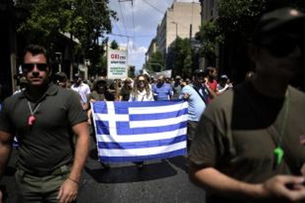 Para anggota kepolisian Yunani ikut dalam unjuk rasa menentang rencana pemerintah memangkas jumlah pegawai negeri sebagai salah satu syarat pengucuran bantuan finansial untuk negeri itu.