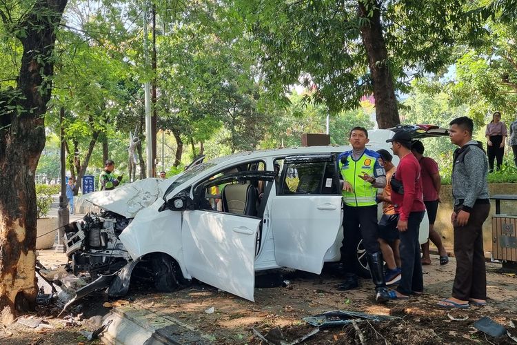 Kondisi mobil innova yang menabrak dua korban sampai menaiki trotoar Taman Indonesia Kaya Semarang, Kamis (21/9/2023).