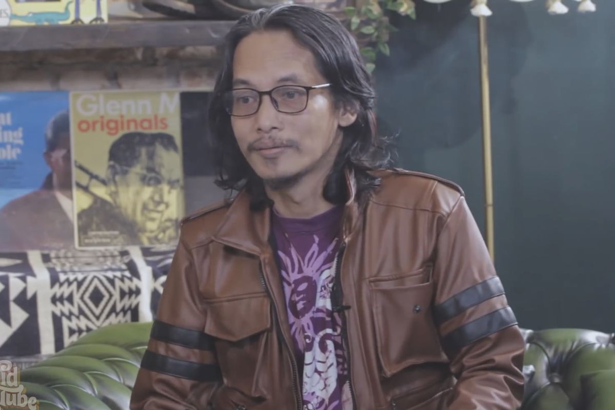 Indra Qadarsih sedang berbincang dengan David Bayu. (Bidikan layar YouTube David Bayu Tube). 