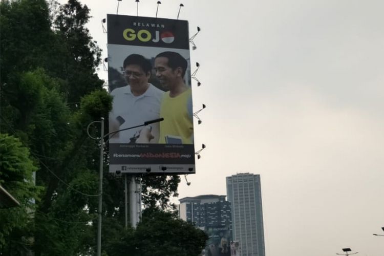 Reklame Presiden Joko Widodo dan Ketua Umum Partai Golkar Airlangga Hartarto dipasang di Jalan Gatot Subroto, Jakarta Selatan, Jumat (13/7/2018).