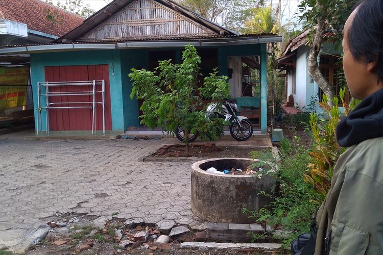 Rumah Suyono yang ditangkap Densus 88 di Dusun Tritih, Desa Danasri Lor, Kecamatan Nusawungu, Kabupaten Cilacap, Jawa Tengah tampak sepi, Minggu (17/11/2019).