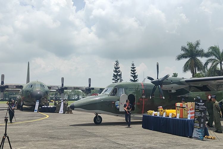 Penampakan pesawat Casa NC 212i (kanan) milik TNI Angkatan Udara (AU) di Lanud Abdulrachman Saleh, Malang, Jawa Timur, Rabu (19/2/2025).