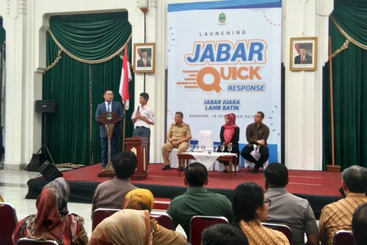 Gubernur Jabar Ridwan Kamil bersama Evril Rizki salah seorang siswa SMK yang dapat bantuan setelah curhat lewat akun instagram Ridwan Kamil dalam acara peluncuran program Jabar Quick Respons di Gedung Sate, Jalan Diponegoro, Selasa (18/9/2018) 