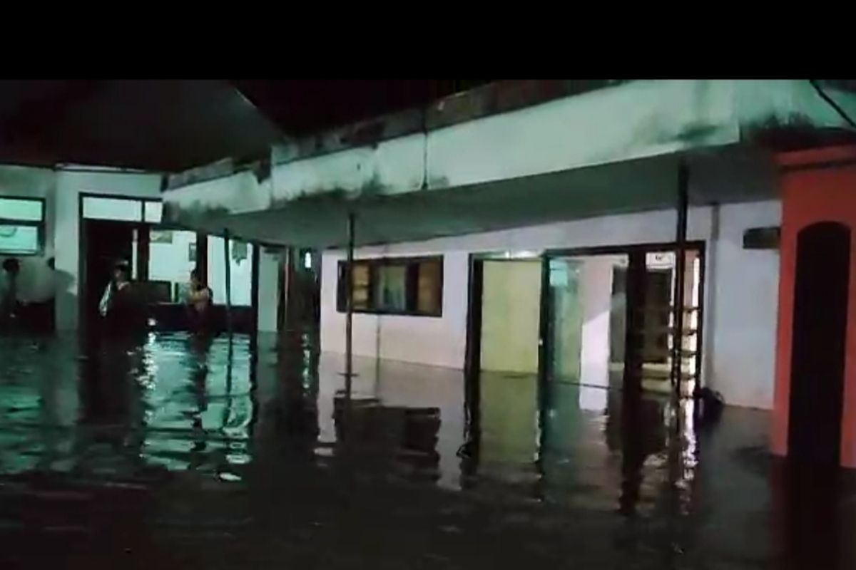 Banjir di Dringu semalam mencapai ketinggian satu meter.
