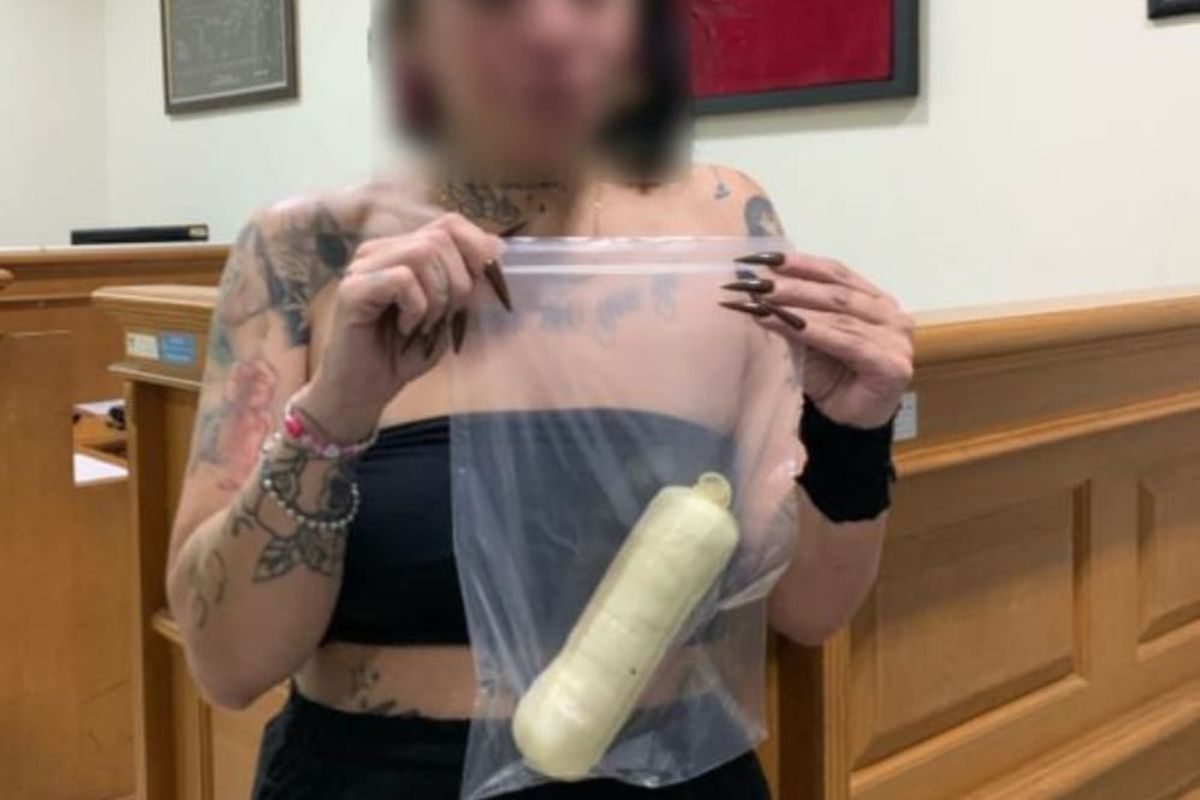 GE (46), perempuan berkebangsaan Argentina saat menunjukkan barang bukti Narkotika jenis kokain seberat 323 gram yang diselundupkannya lewat Bandara Internasional I Gusti Ngurah Rai, pada Selasa (25/3/2025). 