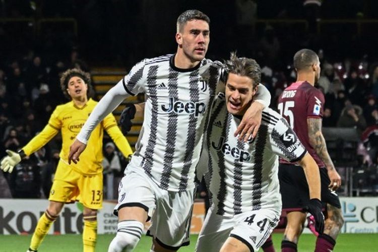 Striker asal Serbia, Dusan Vlahovic, (kiri) berselebrasi bersama Nicolo Fagioli (kanan) seusai mencetak gol kedua buat Juventus dalama laga kontra Salernitana pada pekan ke-21 Liga Italia 2022-2023. Terkini, Nicolo Fagioli diinvestigasi terkait judi ilegal.