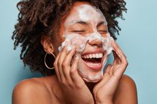 10 Mitos Mencuci Muka yang Tak Bisa Dipercaya Menurut Ahli Dermatologi