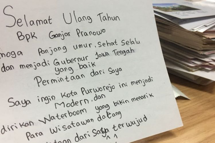 Sedikitnya 300 kartu pos berisi ucapan itu diterima Ganjar, Rabu (15/11/2017).