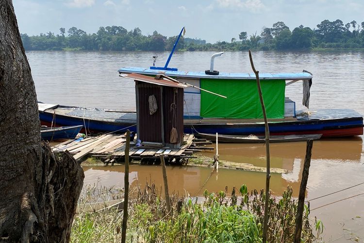Potret jamban di hilir Sungai Kapuas, Kalimantan Barat, Jumat (26/9/2025). 
