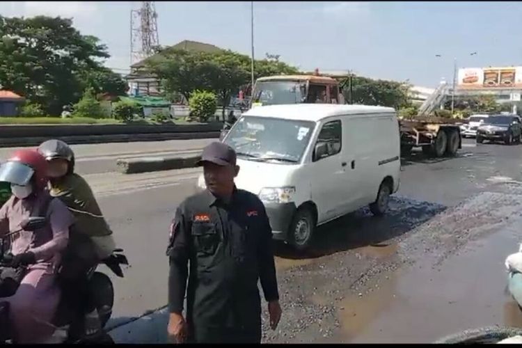 Kondisi Jalan Raya Kaligawe, Kota Semarang, Jawa Tengah pasca terjadi genangan banjir.