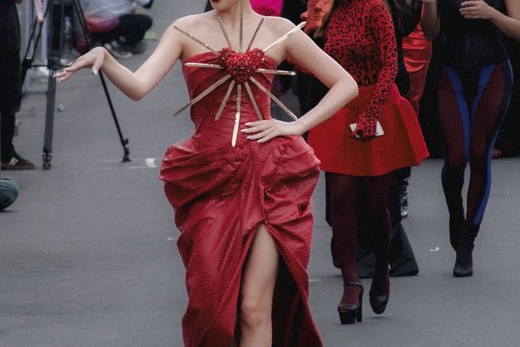 Patricia Gouw tampil memukau di Jember Fashion Carnaval dan Artwear Carnival 2025 dengan busana dramatis, aksesori megah, dan riasan glamor.