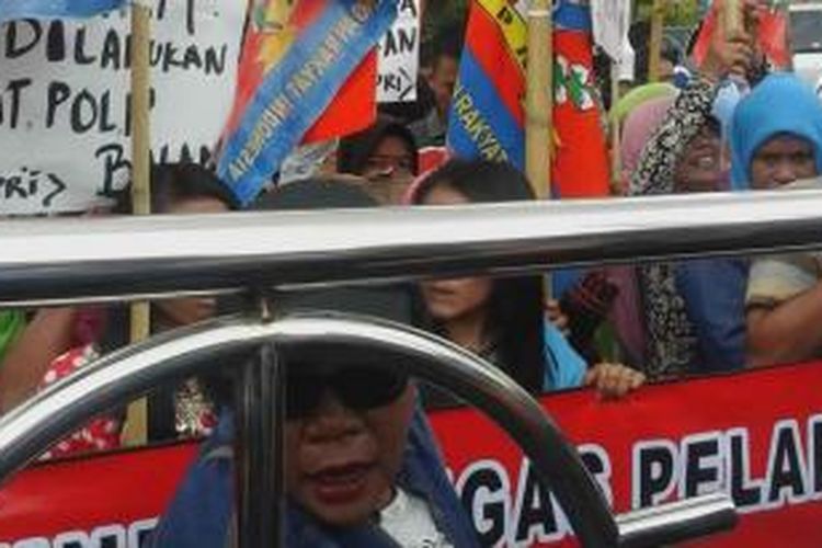 Puluhan orang mendatangi Kantor Wali Kota Bandarlampung memprotes tindakan pelecehan seksual oknum Satpol PP terhadap para pekerja seks yang terjaring dalam razia.