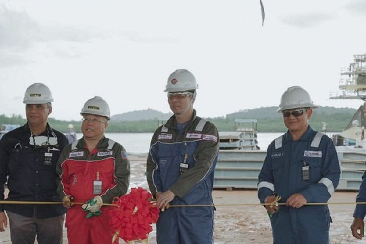 General Manager Husky-CNOOC Madura Limited (HCML) Kang An (seragam merah), didampingi Kepala Divisi Pengelolaan Aset SKK Migas, Achmad Riad (kedua dari kiri), CNOOC SEA Representative, Ma Qiang (ketiga dari kanan), Business Development Director Meindo, Welly Wong (paling kiri), VP Operations Meindo, Bambang Soejipta (kedua dari kanan), dan VP Business Development Meindo, Bisri Hasyim (kanan), saat melakukan gunting pita dalam acara peresmian Load Out & Sail Away WHP MAC HCML, di Bintan Yard, Tanjung Pinang, Kepri, Selasa (21/6/2002).