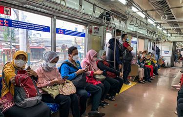 Ilustrasi penumpang KRL. Berikut aturan buka puasa di KRL, LRT, MRT, Whoosh, dan Transjakarta.