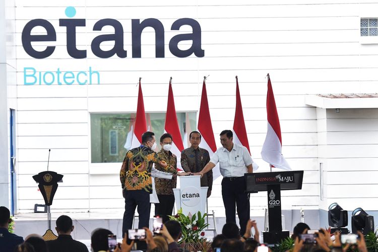 Presiden Jokowi meresmikan Pabrik PT Etana Biotechnologies Indonesia, di Kawasan Industri Pulogadung (JIEP), Jakarta, Jumat (07/10/222)
