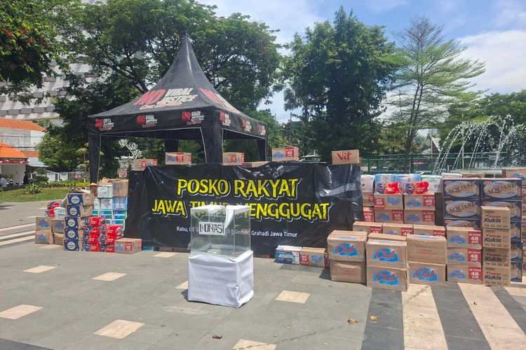 Kelompok Rakyat Jawa Timur Menggugat membangun posko di Taman Apsari Surabaya.