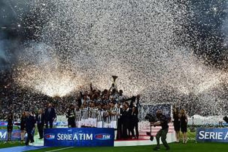 Para pemain Juventus merayakan keberhasilan meraih scudetto, Sabtu (23/5/2015). 