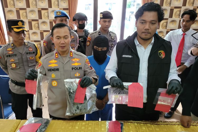 Konferensi pers pembunuhan oleh dukun penggadam uang di Mapolres Banjarnegara, Jawa Tengah, Senin (3/4/2023).