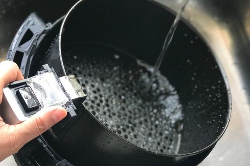 Cara Bersihkan Air Fryer biar Lapisan Antilengketnya Awet
