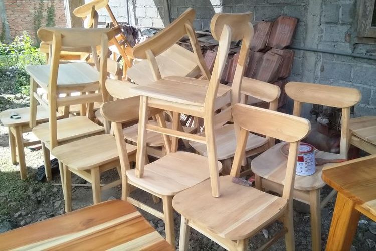 Anjani Furniture menyediakan berbagai produk furnitur kayu berkualitas yang dapat dikustomisasi. 

