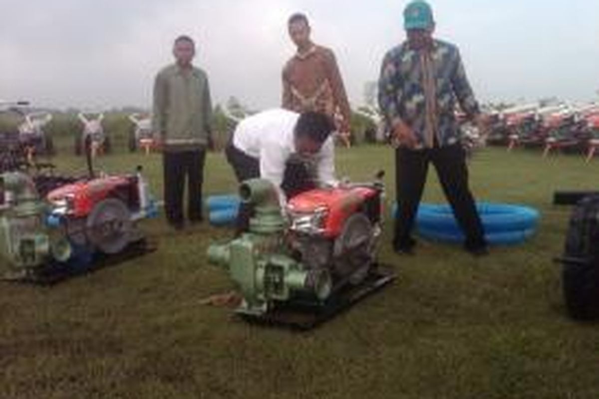 Menteri Pertanian Andi Amran Sulaiman mencoba menghidupkan salah satu mesin pertanian yang akan diserahkan Presiden Joko Widodo kepada petani, Sabtu (31/1/2015).