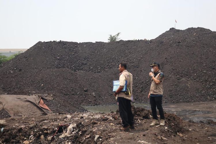 Dinas Lingkungan Hidup (DLH) DKI Jakarta menghentikan operasional perusahaan pergudangan dan penyimpanan (stockpile) batu bara milik PT Bahana Indokarya Global di Jalan Raya Cakung Cilincing, Jakarta Timur, Kamis (31/8/2023).