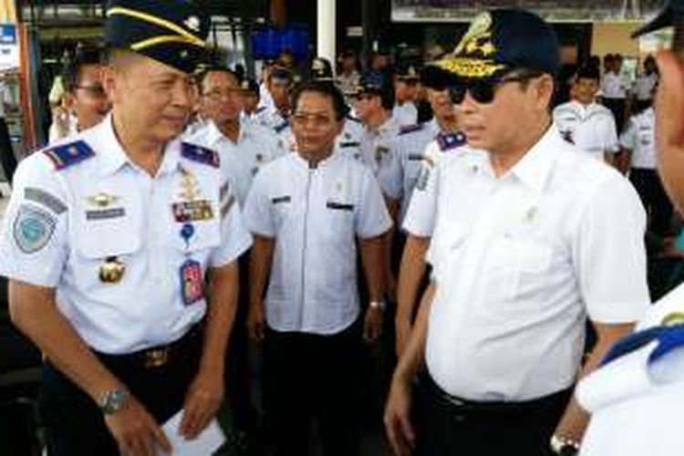 Menteri Perhubungan Ignasius Jonan saat tiba di Bandara Blimbingsari Banyuwangi Kamis (16/6/2016)