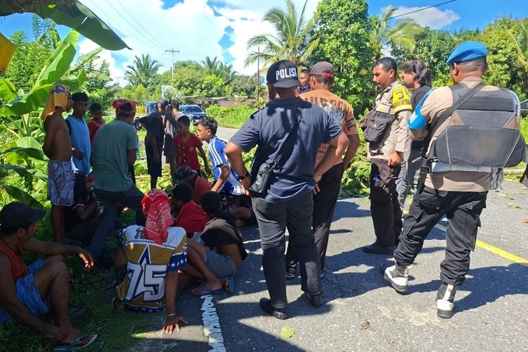 Warga Seriholo Maluku Blokade Jalan, Akses Transportasi 3 Kabupaten Lumpuh