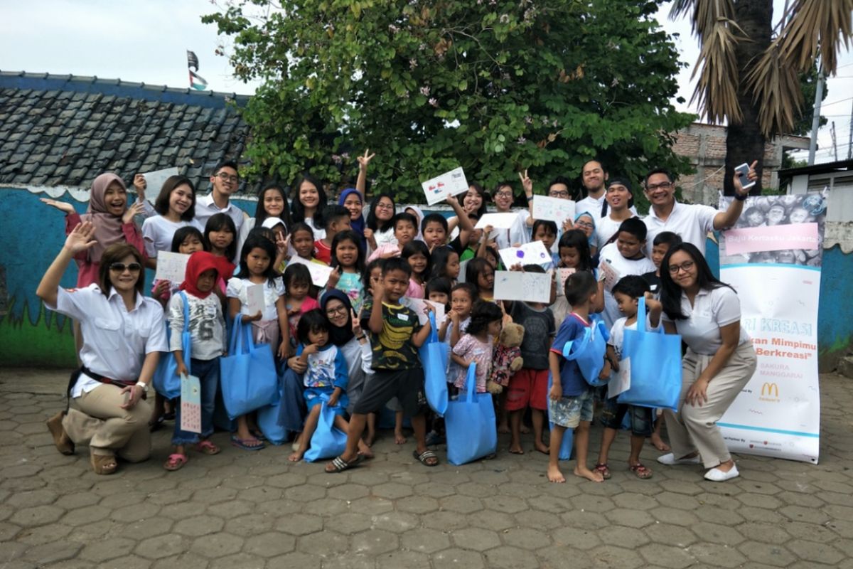 Komunitas Baju Kertasku Jakarta saat menggelar kegiatan sosial di kawasan Manggarai, Jakarta Selatan, Minggu (24/6/2018).