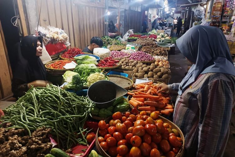 MBG Kembali Berjalan, Harga Timun hingga Telur di Pasar Magetan Naik