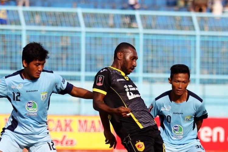 Pemain depan Sriwijaya FC, Patrich Wanggai, diapit para pemain belakang Persela Lamongan pada lanjutan Piala Presiden di Stadion Kanjuruhan Malang, Rabu (9/9/2015) sore WIB. 