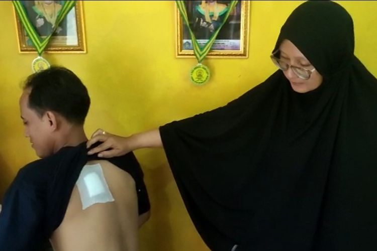 Wawan Junaedy (43), saat menunjukkan luka akibat sabetan celurit oleh orang tak dikenal di Jalan Pondok Petir, Pondok Petir, Bojongsari, Depok.