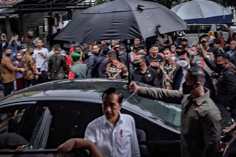 Presiden Jokowi kunjungi Pasar Kosambi Kota Bandung, Kamis (13/10/2022).