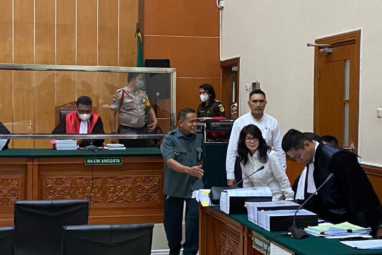 Tiga terdakwa kasus peredaran narkoba yakni Kompol Kasranto, AKBP Dody Prawiranegara, dan Linda Pudjiastuti menghadiri sidang pemeriksaan saksi di PN Jakarta Barat, Rabu (8/2/2023). Ketiganya hadir untuk mendengarkan keterangan saksi-saksi berkait kasus narkoba yang dikendalikan mantan Kapolda Sumatera Barat Irjen Teddy Minahasa. 