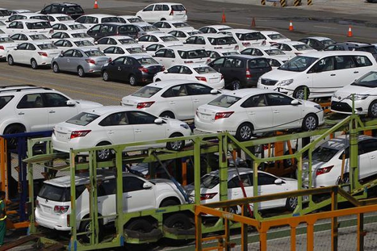 Mobil-mobil produksi PT Toyota Motor Manufacturing Indonesia, saat tiba di dermaga Car Terminal,  Tanjung Priok, Jakarta, Rabu (10/6/2015). Mobil-mobil ini akan diekspor ke sejumlah negara, antara lain di Timur Tengah.