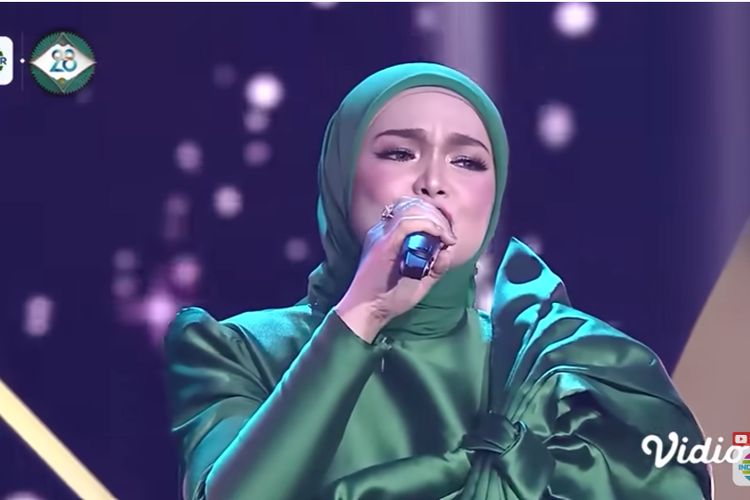 Penyanyi asal Malaysia, Siti Nurhaliza bernyanyi di malam Grand Final Dangdut Academy 5, Senin (12/12/2022).
