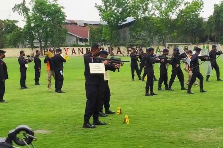 Rekonstruksi penanganan kerusuhan dalam tragedi Kanjuruhan yang digelar di lapangan sepak bola Mapolda Jatim, Rabu (19/10/2022). 