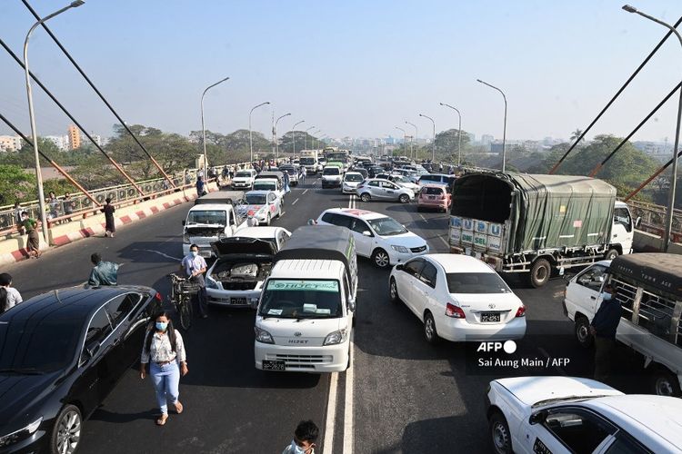 Para pengunjuk rasa memblokir jembatan dengan mobil mereka selama demonstrasi menentang kudeta militer di Yangon pada Rabu (17/2/2021).