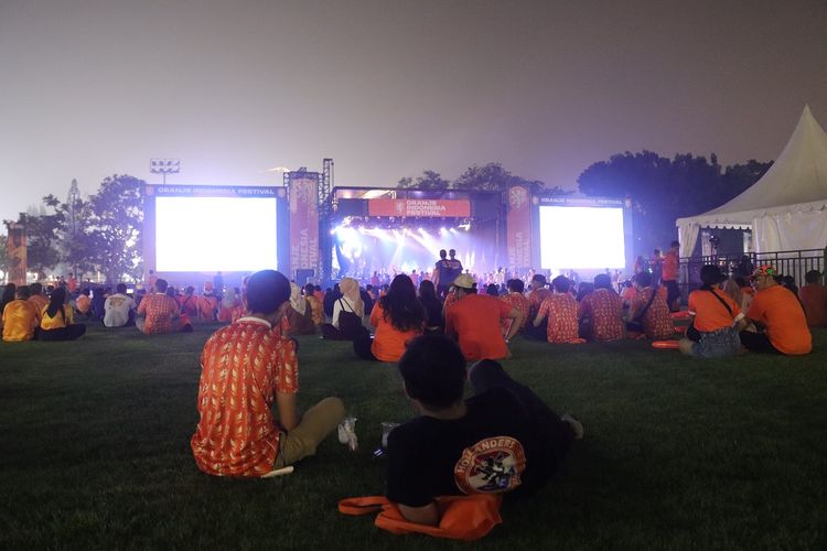 Para pendukung timnas Belanda di acara Oranje Indonesia Festival yang berlangsung di Plaza Utara Gelora Bung Karno, Jakarta, Jumat (25/11/2022) malam WIB.