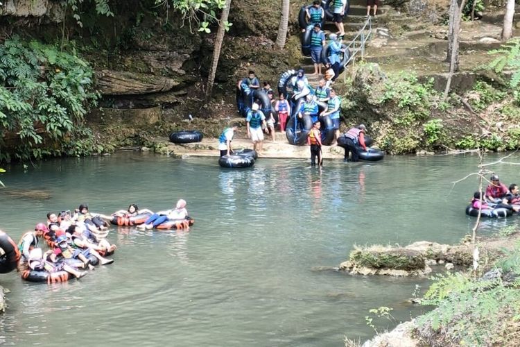 Pengunjung Goa Pindul, Gunungkidul, DI Yogyakarta Jumat (6/5/2022)