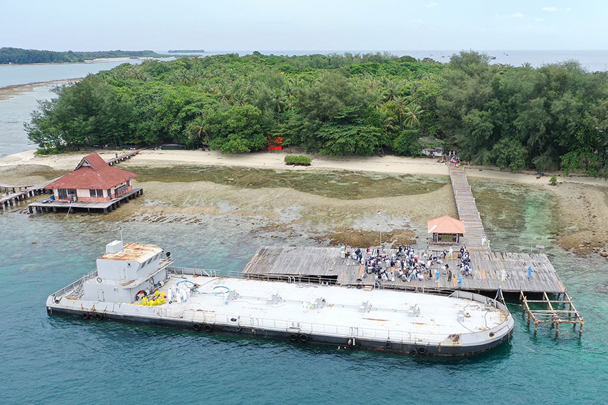 Foto aerial WNI ABK Diamond Princess berjalan setibanya di Pulau Sebaru Kecil untuk diobservasi di Kepulauan Seribu, Jakarta, Kamis (5/3/2020). Sebanyak 68 WNI ABK Diamond Princess akan menjalani observasi di Pulau Sebaru Kecil, sementara satu orang masih harus menjalani pemeriksaan lebih lanjut.