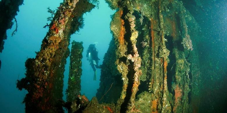 Pemandangan dari salah satu ruang di dalam kapal Mawali yang terdampar di dasar laut perairan Selat Lembeh.