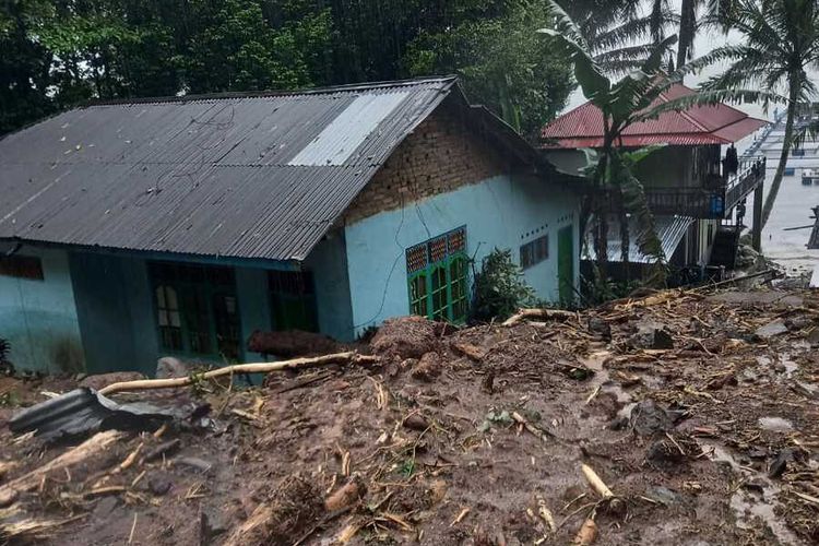 Longsor terjadi di Tanjung Raya, Agam yang membuat jalan lingkar Danau Maninjau terputus, Sabtu (18/12/2021)