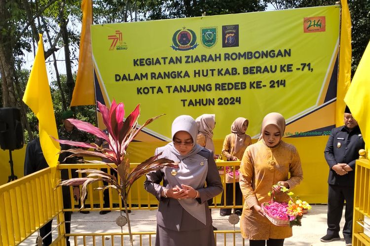 Pemkab Berau mengadakan acara ziarah ke Makam Baddit Dipattung sebagai rangkaian acara HUT ke-71 Berau.