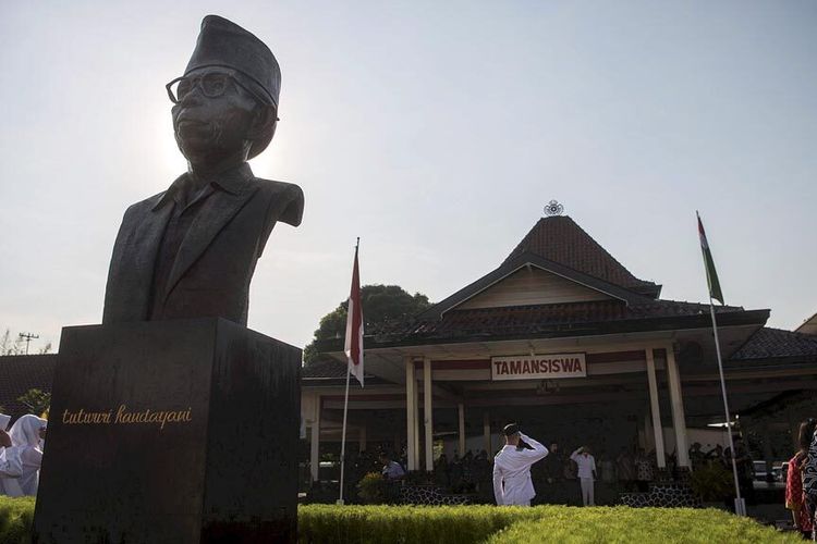 Suasana upacara Hari Pendidikan Nasional (Hardiknas) di Perguruan Taman Siswa, Yogyakarta (2/5/2018). 