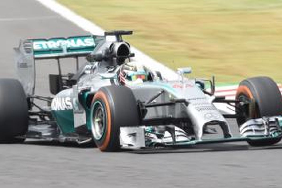 Pebalap Mercedes asal Inggris, Lewis Hamilton, memacu mobilnya di Sirkuit Suzuka pada sesi latihan pertama GP Jepang, Jumat (3/10/2014).