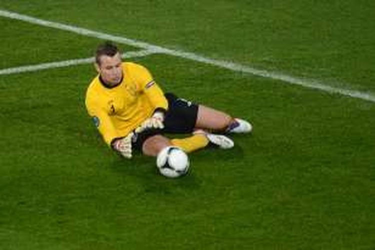 Penjaga gawang Republik Irlandia, Shay Given, menepis bola saat melawan KLroasia pada partai Piala Eropa di stadion Municipal, 10 Juni 2012.