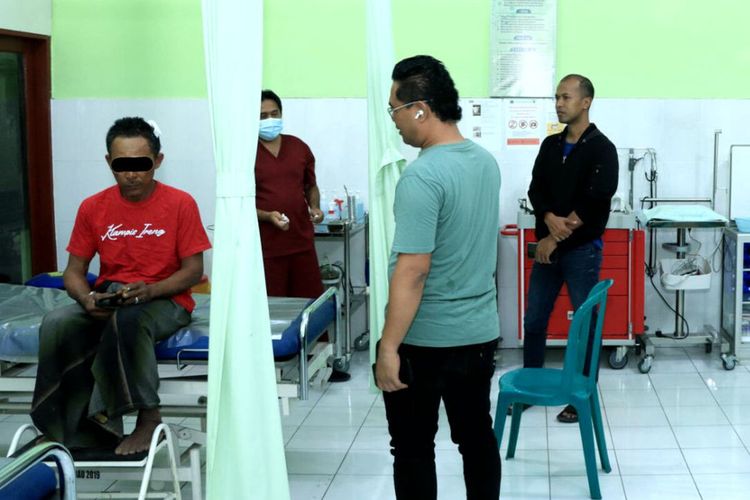 Kasiran (63), warga Kecamatan Nglegok, Kabupaten Blitar, mendapatkan pengobatan di Puskesmas setempat karena luka akibat perkelahian dengan kakaknya, Kadir (68), Sabtu (28/10/2023) malam.